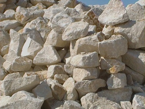 Bloc de roche brute extraite dans notre carrière située à Senonville